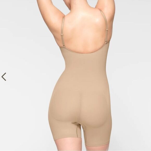 SKIMS Sculpting Seamless Shaping Mid Thigh Bodysuit In Clay Nude - Picture 3 of 10